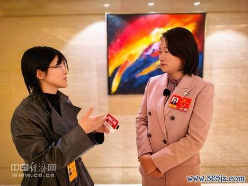 女记者工作照刷屏 致敬两会现场“她”力量（组图）