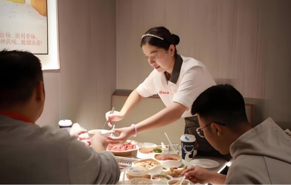 “你收到的礼物，来自我的罚款” 海底捞要求员工罚款买礼：当事人回应进展，有门店认错退钱