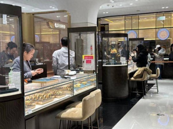 半两财经｜国际金价剧烈波动，国内金饰品价格回落至1600元下方