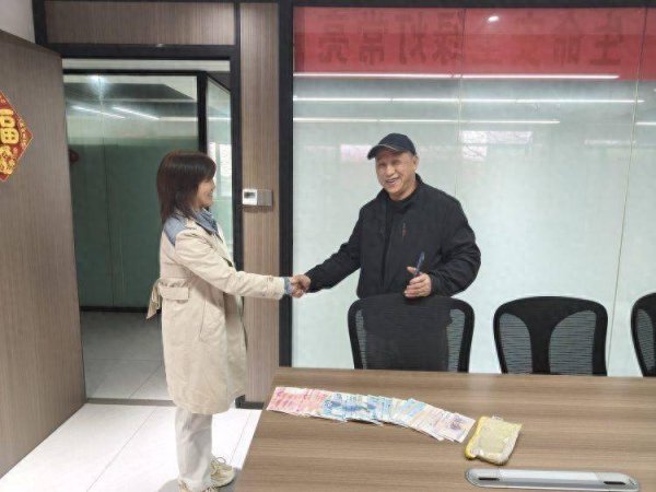两乘客“抢着付钱”后遗落钱包 的哥拾金不昧归还