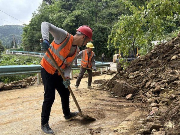 贵州仁怀：闻汛而动抢修道路 全力守护出行平安
