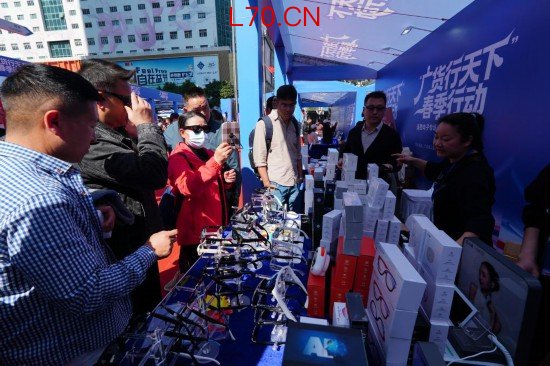 在“广货行天下”春季行动消费电子专场促销活动现场，游客正参观采购AI眼镜。新华社记者 王丰 摄