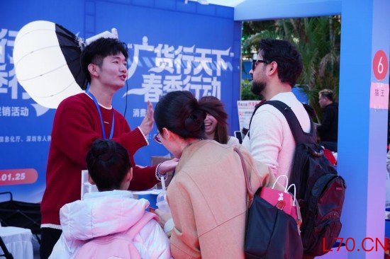 在“广货行天下”春季行动消费电子专场促销活动现场，国外游客与商家交谈。新华社记者 王丰 摄