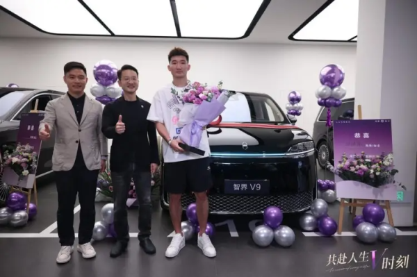 首批车主提车，智界V9车主的含金量诠释何为高端市场首选MPV