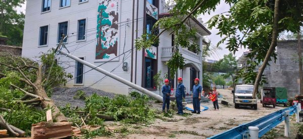 暴雨致电力设施受损 织金供电局连夜抢修