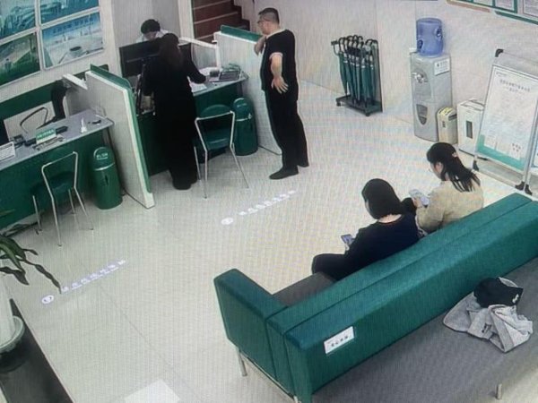 温情延时暖人心 优质服务赢赞誉——农行淄博正阳路支行延时服务解客户燃眉之急