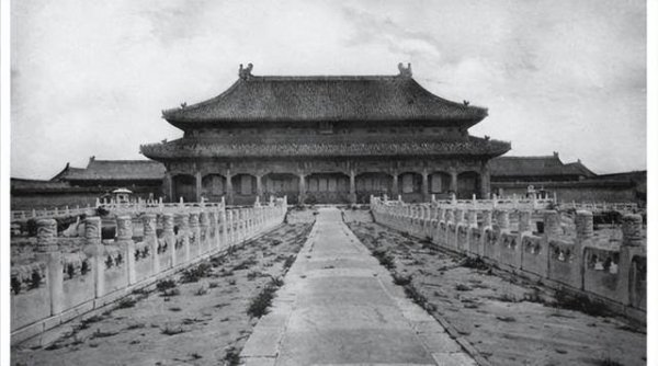 1966年，北京胡同老人晾衣服被发现奇异，邻居称像皇宫龙袍